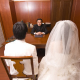 挙式前に牧師がふたりにぴったりの言葉を聖書より授けてくれる