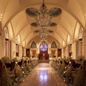 誓いの場は、英国から譲り受けた約300年の歴史を刻むステンドグラスが輝く空間。|藻岩シャローム教会の写真(7168813)