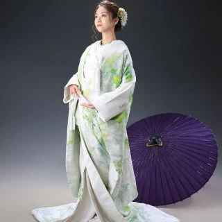 白が基調の清楚な印象の打掛。ナチュラルな雰囲気のご結婚式にも良く似合います。