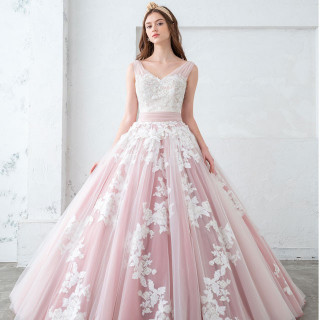 優しいダスティーピンクのカラードレス。アンティークな風合いを感じさせるデザインです。