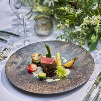 森に囲まれた、開放感あふれるパーティ