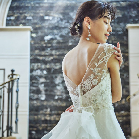 大聖堂に映えるシルエット。フォトウエディングやお色直しにも、スピーディーにイメージチェンジができるドレスコレクション。