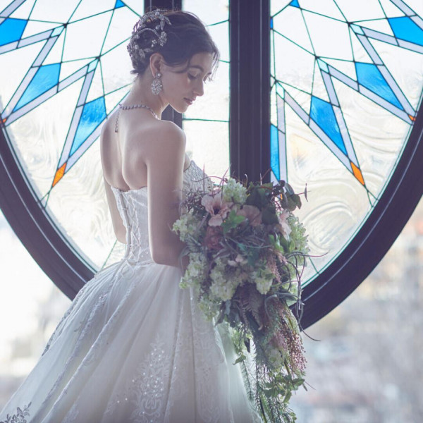 自然光が新婦をやさしく包み込み、美しさを際立たせます。
