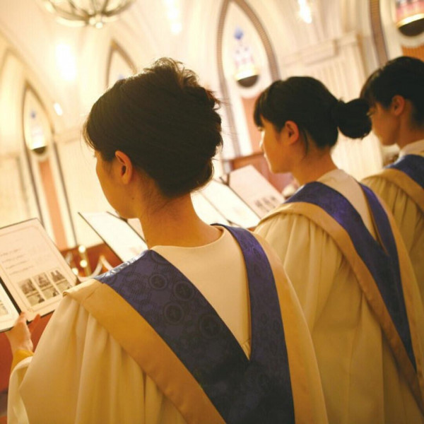 大理石の壁と高い天井に聖歌隊の歌声が美しく響く挙式は、スケール感をたっぷり。