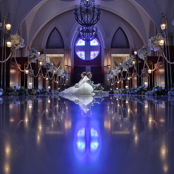 ステンドグラスの幻想的な光が、おふたりを優しく包み込む