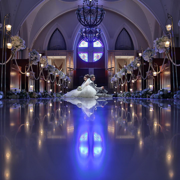 ステンドグラスの幻想的な光が、おふたりを優しく包み込む