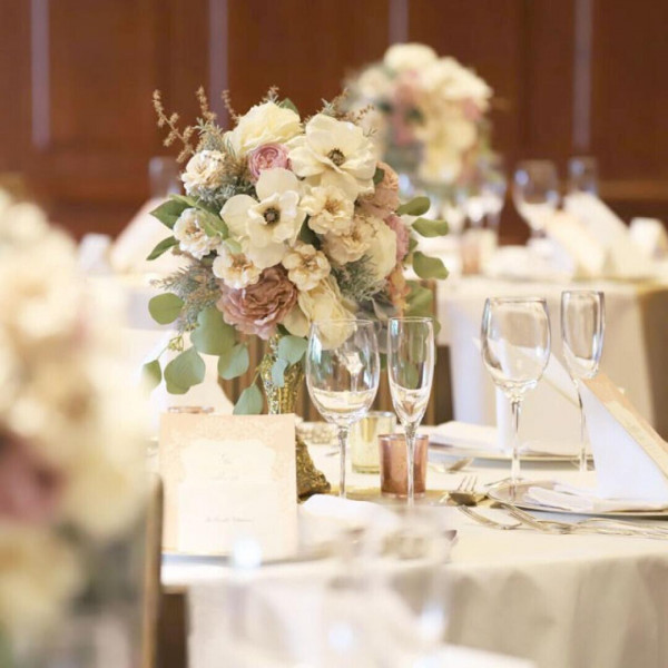 落ち着いた雰囲気のパーティ会場でテーブルもゆったり配置。ゲストの居心地のよさも◎