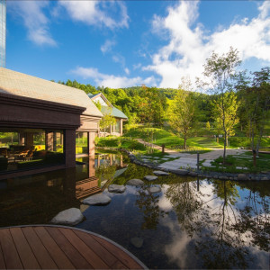 自然を感じられるリゾナーレトマムの中庭|星野リゾート トマム 水の教会の写真(2050299)