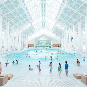 館内は常に30℃以上の常夏。 日本最大級30m×80mのウエーブプールを備えたインドアビーチ|星野リゾート トマム 水の教会の写真(2050400)