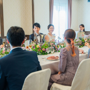 親族中心の会食にピッタリの会場。顔を合わせて話が出来るのでアットホームな時間をお過ごしいただけます。|ホテルアバローム紀の国の写真(41277722)