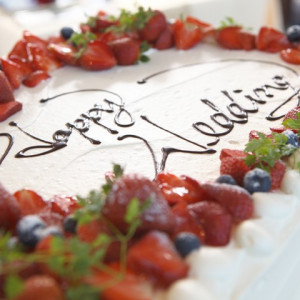 【ウェディングケーキ】定番からオーダーメイドまで、ご希望に合わせた入刀ケーキを完成させます！|ホテルアバローム紀の国の写真(414350)