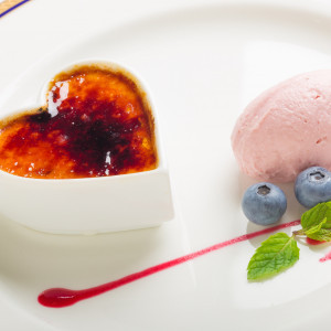 【デザート】ハートのクリームブリュレ 苺のアイスクリームベリー添え|ホテルアバローム紀の国の写真(17386102)