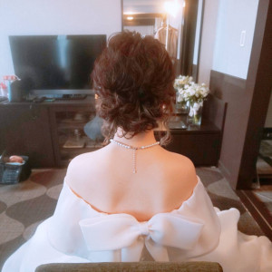 ウェディングドレスに合わせたヘアスタイル。ドレスによってはダウンスタイルも人気です！|ホテルアバローム紀の国の写真(44229528)