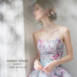 繊細なデザインが特徴的な『HARDY AMIES』個性あふれるデザインで、新郎新婦様を彩ります