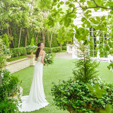 ドレスショップ「アクアグラツィエ」は、すべての花嫁が最高に輝いていたいと願う大切な一日のために、本物の上質を 見極めるプロフェッショナルの目で選び抜いたドレスを扱う