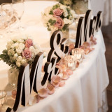 Mr&Mrsのイニシャルウッド。メインテーブルに飾ればたちまちフォトジェニックなコーディネートに。ゲストからも「お洒落!」「可愛い!」の歓声が上がること間違いなし…!