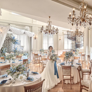 自然光が差し込むクラシカルなバンケット。ゲストと一緒に和やかなひとときをすごせる暖かい空間|東京アフロディテの写真(55761998)