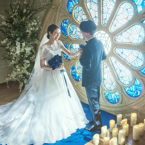 写真映え間違いなし。純白のウェディングドレスか輝くステンドグラスを一度見に来てください。|東京アフロディテの写真(55763386)