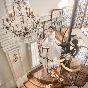 らせん階段入場では、ドレス姿も全身キレイに見える。こだわりドレスを360度おひろめして。|東京アフロディテの写真(33030514)