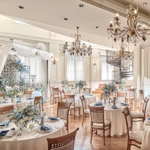 自然光が差し込むクラシカルなバンケット。ゲストと一緒に和やかなひとときをすごせる暖かい空間|東京アフロディテの写真(26386208)