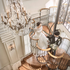 模擬披露宴開催中☆彡お花の形をモチーフとしたらせん階段からの入場シーンを体験出来ます！|東京アフロディテの写真(26588275)