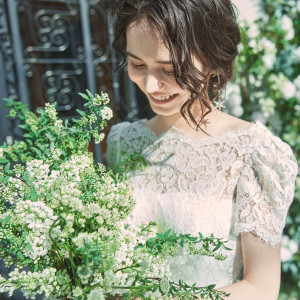 グリーン×白のブーケは花嫁のウェディングドレスを引き立てます|東京アフロディテの写真(26390643)