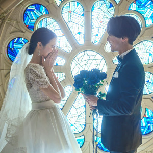 「結婚してください」と新郎から新婦へブーケのプレゼント|東京アフロディテの写真(26385487)