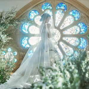 150年前の歴史あるステンドグラス。週末のブライダルフェアでは感動の挙式体験が出来ます！|東京アフロディテの写真(55763383)