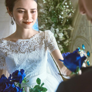 ブルーローズが綺麗に映えるウェディングドレス|東京アフロディテの写真(55762267)