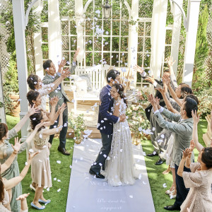ゲストの祝福に包まれたアフターセレモニー|東京アフロディテの写真(50459590)