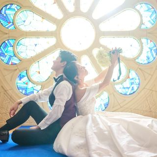 青×白の美しいコントラスト◆青いチャペルでゲストの祝福を感じる心温まる挙式