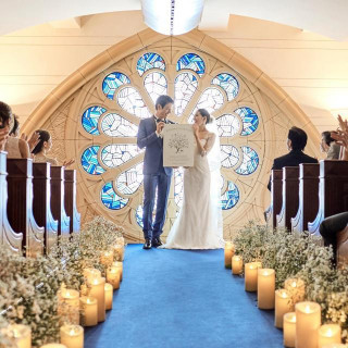 純白のドレスが映えるブルーのステンドグラスは必見。絆を確かめ合う温かみあるセレモニー