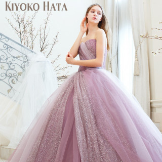優しいカラーにグリッターが輝くKIYOKO HATAのカラードレスはプリンセスラインが可愛い