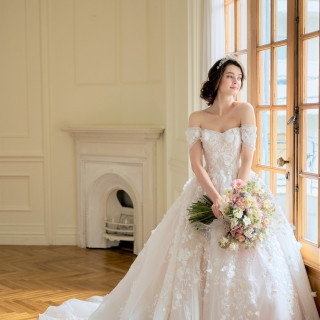 ドレスショップ「アクアグラツィエ」は、すべての花嫁が最高に輝いていたいと願う大切な一日のために、本物の上質を 見極めるプロフェッショナルの目で選び抜いたドレスを扱う