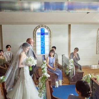 お父様との入場シーンは家族の絆を確かめあう温かみあるセレモニーに