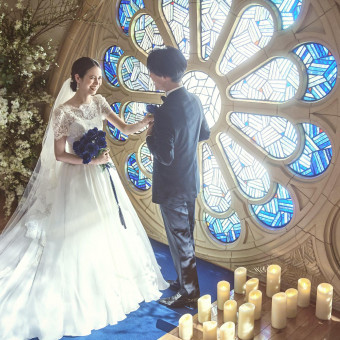 12枚の花びら型のステンドグラスをモチーフに、12輪の青バラを集めるブルーローズセレモニー