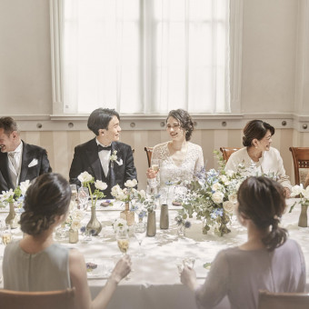 自然光溢れるパーティー会場で美味しい料理を楽しむ