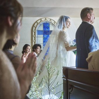 お父様との入場シーンは家族の絆を確かめあう温かみあるセレモニーに