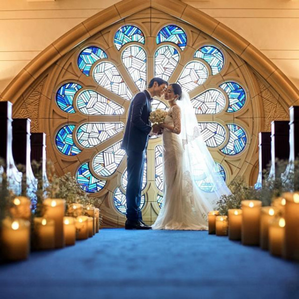 青く輝くステンドグラスで誓う感動的なセレモニー