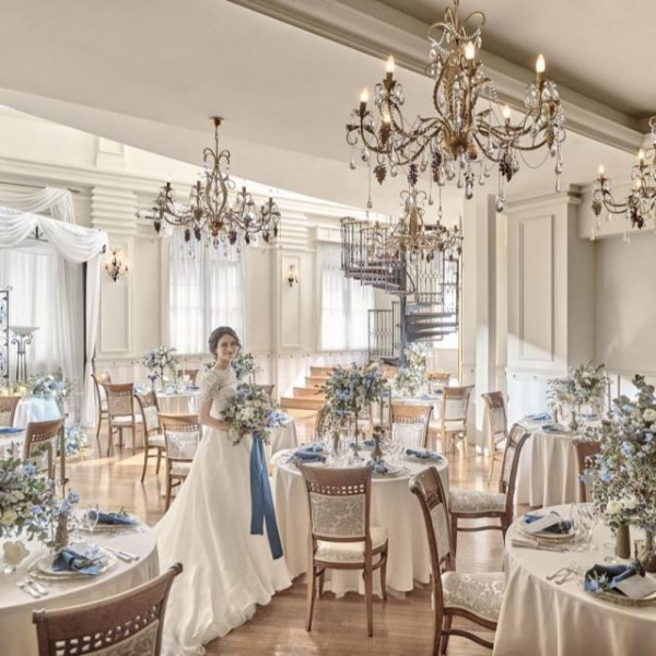 2フロア吹き抜けの披露宴会場。自然光降り注ぐ温かくアットホームな1日