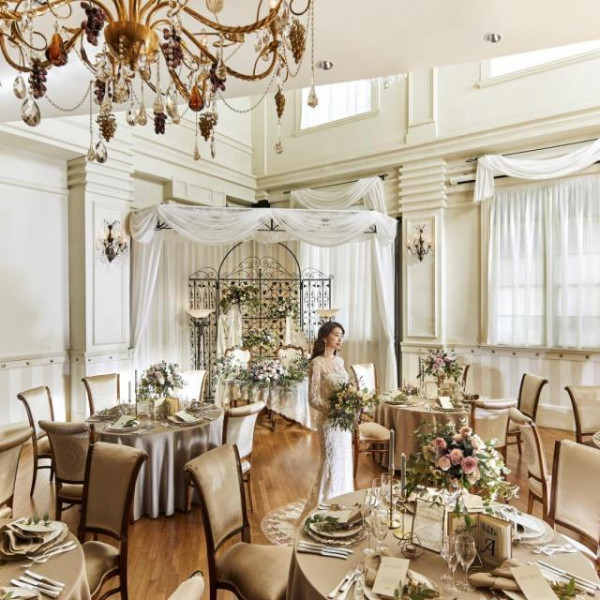 2フロア吹き抜けの披露宴会場。自然光降り注ぐ温かくアットホームな1日