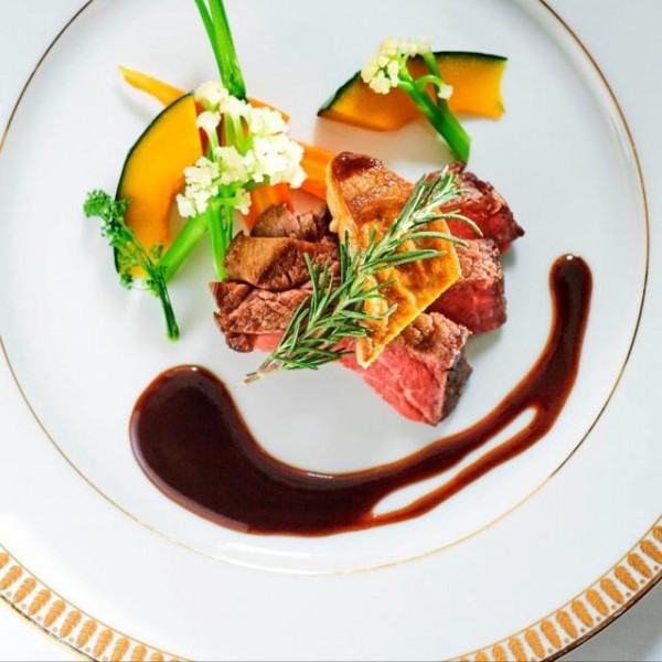 キッチンが隣接しているので出来立てのお料理をご提供