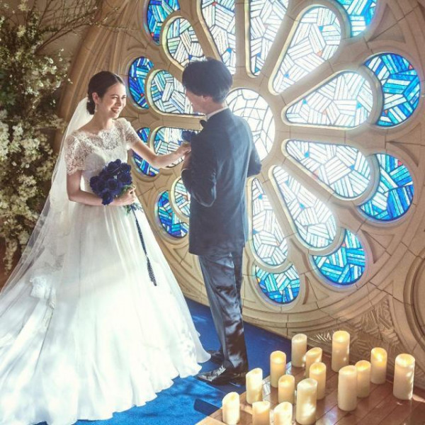 青いステンドグラスで叶える感動のセレモニー