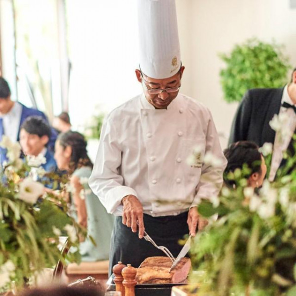 キッチン隣接の会場で熱々のお料理をご提供