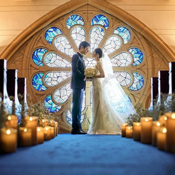純白のドレスが映えるブルーのステンドグラスは必見。絆を確かめ合う温かみあるセレモニー