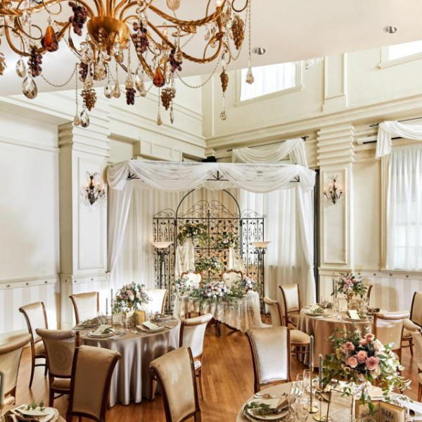 2フロア吹き抜けの披露宴会場。自然光降り注ぐ温かくアットホームな1日