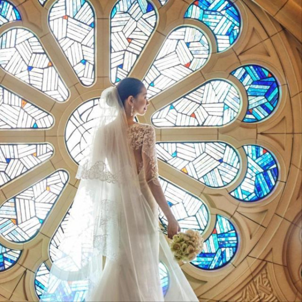 青く輝くステンドグラスで感動セレモニー