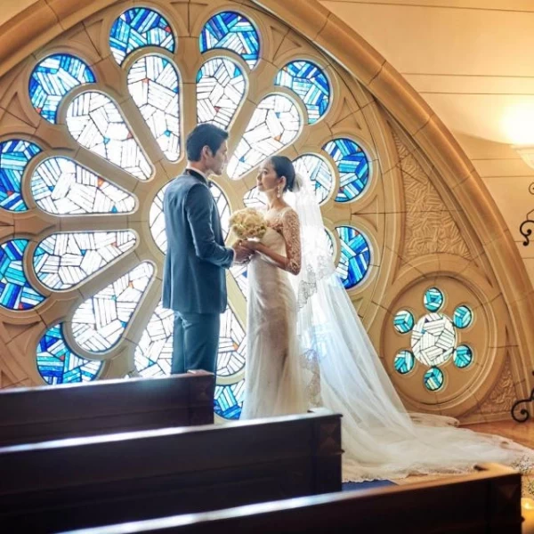 純白のドレスが映えるブルーのステンドグラスは必見。絆を確かめ合う温かみあるセレモニー
