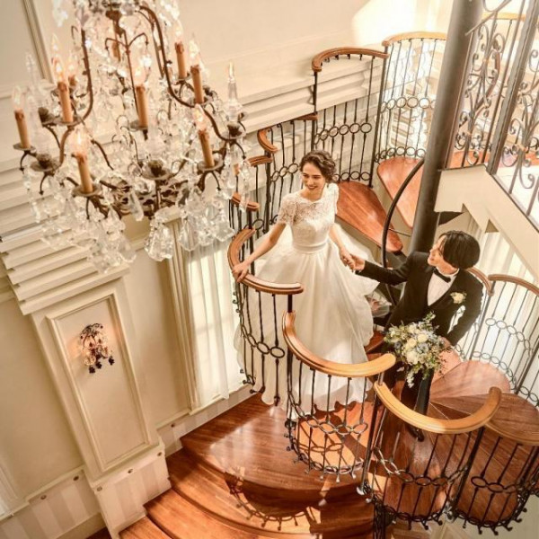 花びらが可愛いらせん階段からの入場シーン