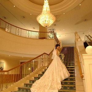 大階段などドレスが映える撮影スポットが多数|フォレスト・イン 昭和館(オークラホテルズ&リゾーツ)の写真(214357)